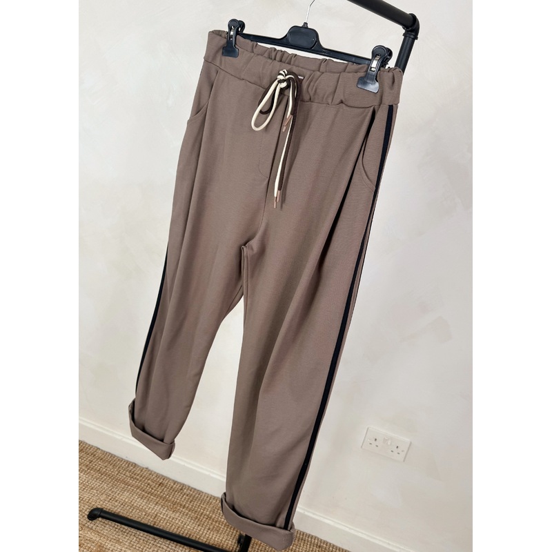 Beth striped jogger – mocha