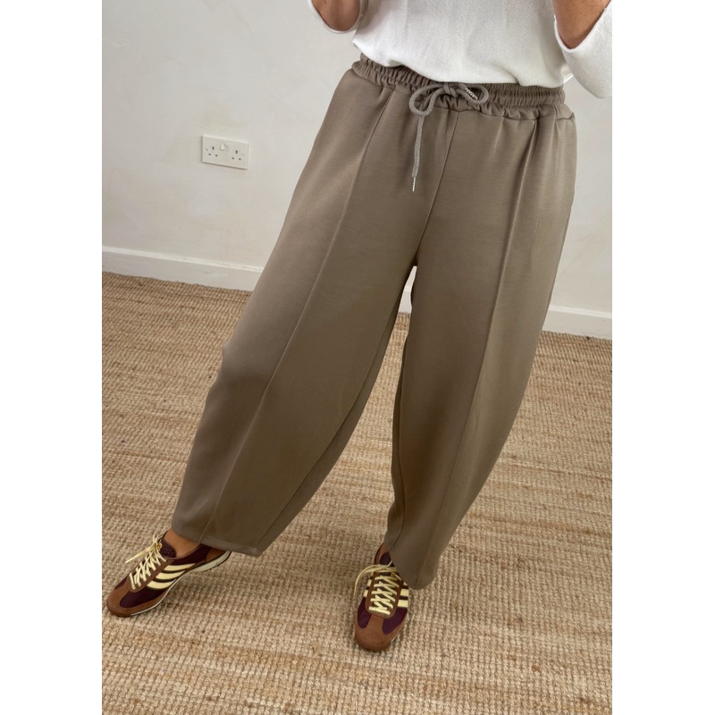 Carrot fit jogger – taupe