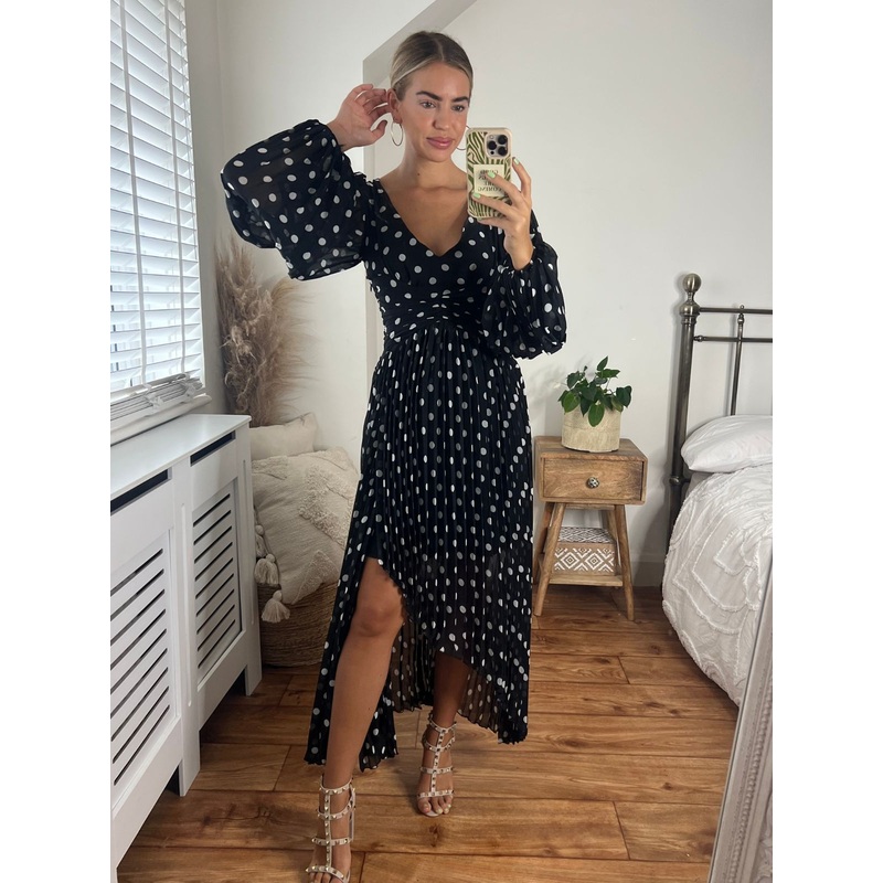 Toni Long Sleeved Pleated Maxi Dress / Mono Spot