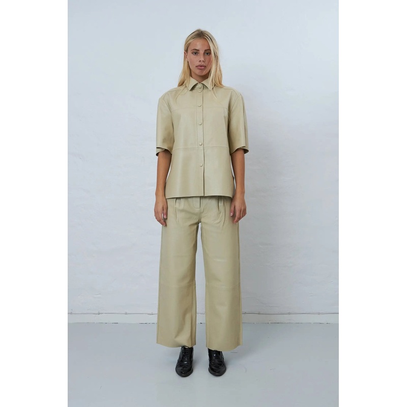 Soft shortsleeved leather shirt – Sand White