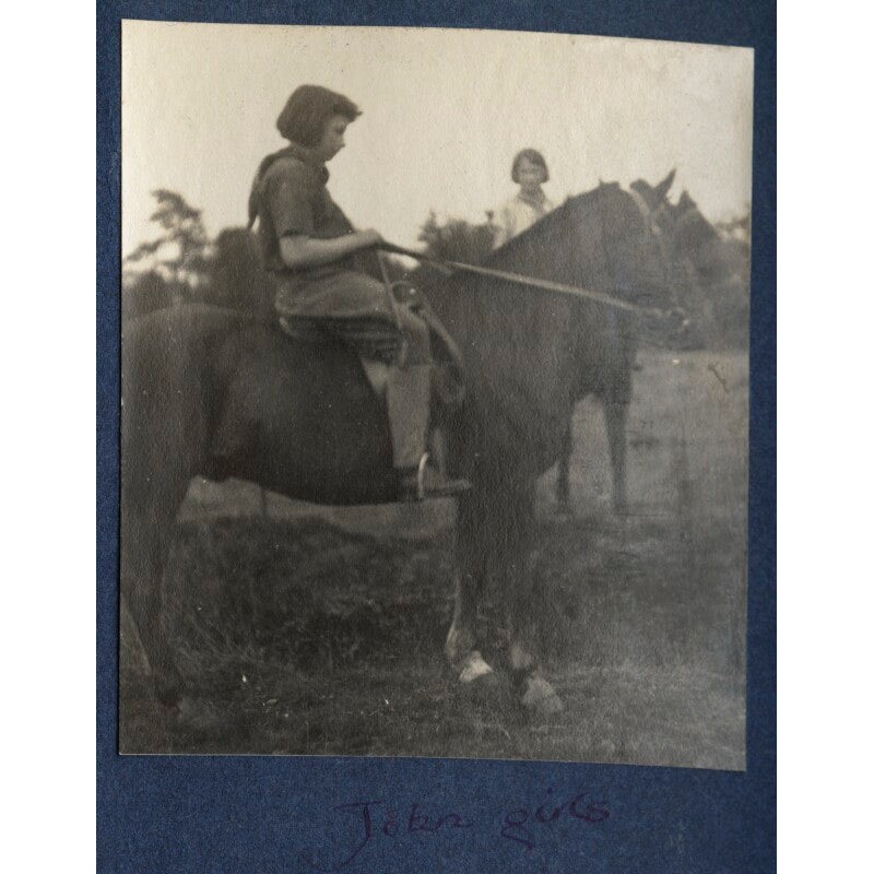 ‘John girls’ (Poppet Pol (ne John); Vivien White (ne John)) Greetings Card